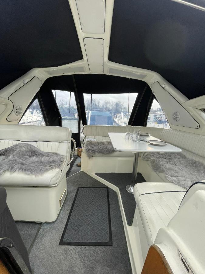 Luxury Boat Hotell Chertsey Exteriör bild