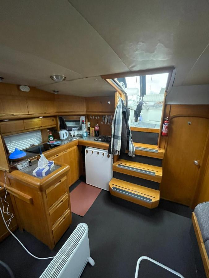 Luxury Boat Hotell Chertsey Exteriör bild