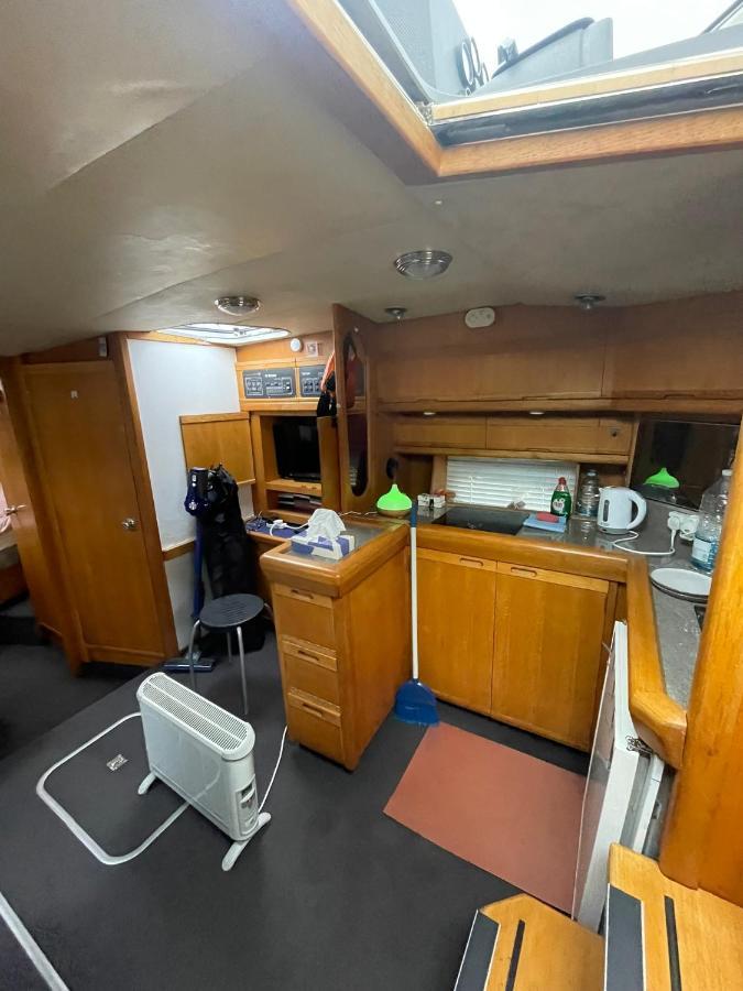 Luxury Boat Hotell Chertsey Exteriör bild