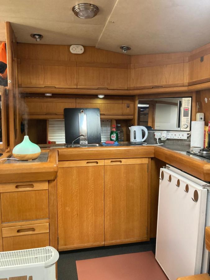 Luxury Boat Hotell Chertsey Exteriör bild