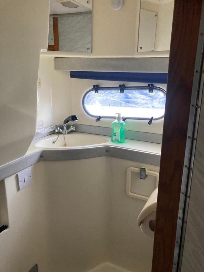 Luxury Boat Hotell Chertsey Exteriör bild