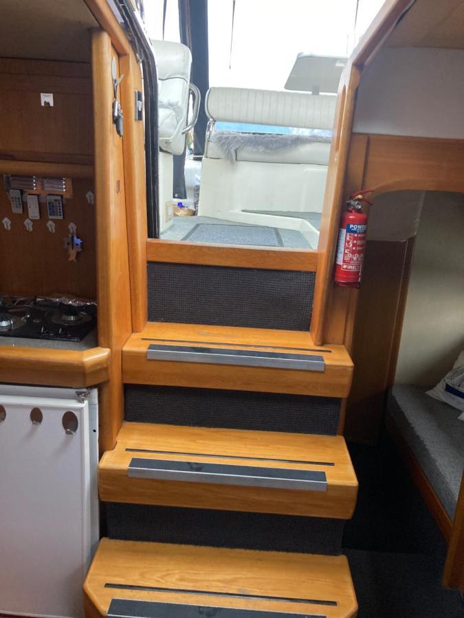 Luxury Boat Hotell Chertsey Exteriör bild