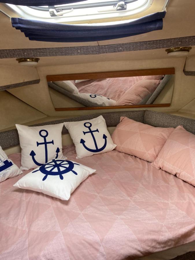 Luxury Boat Hotell Chertsey Exteriör bild