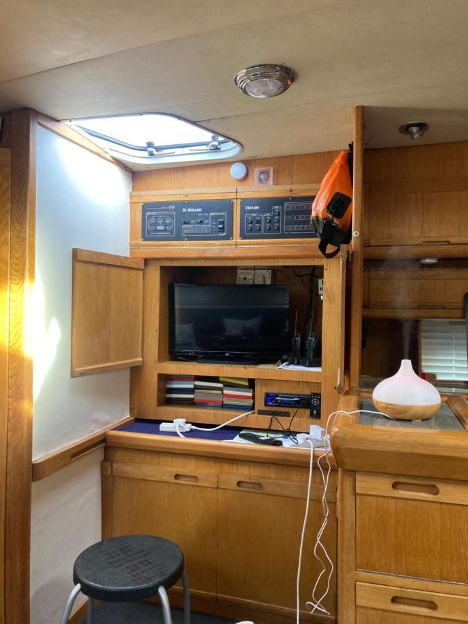 Luxury Boat Hotell Chertsey Exteriör bild