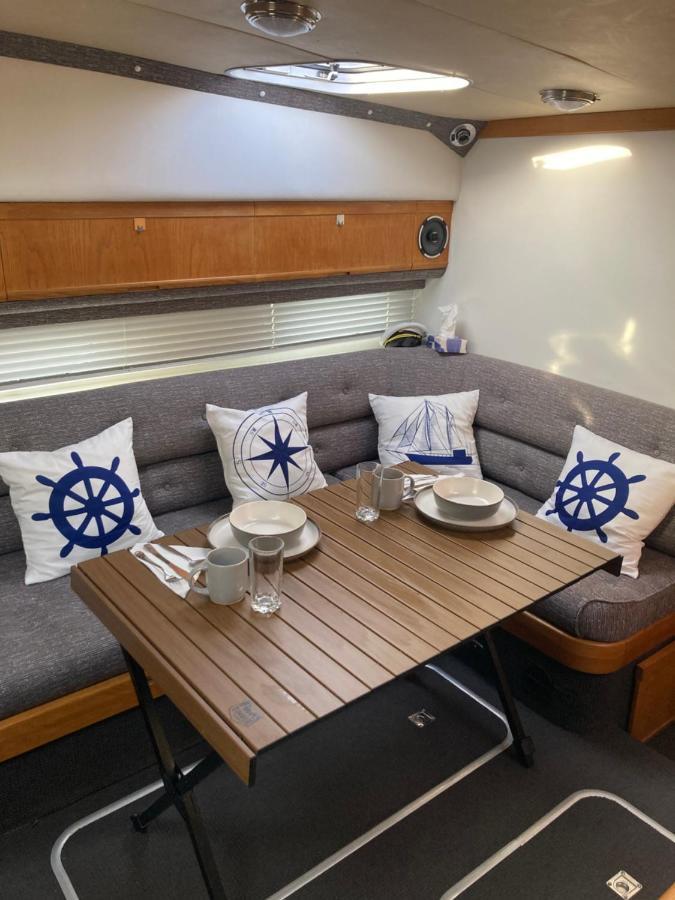 Luxury Boat Hotell Chertsey Exteriör bild