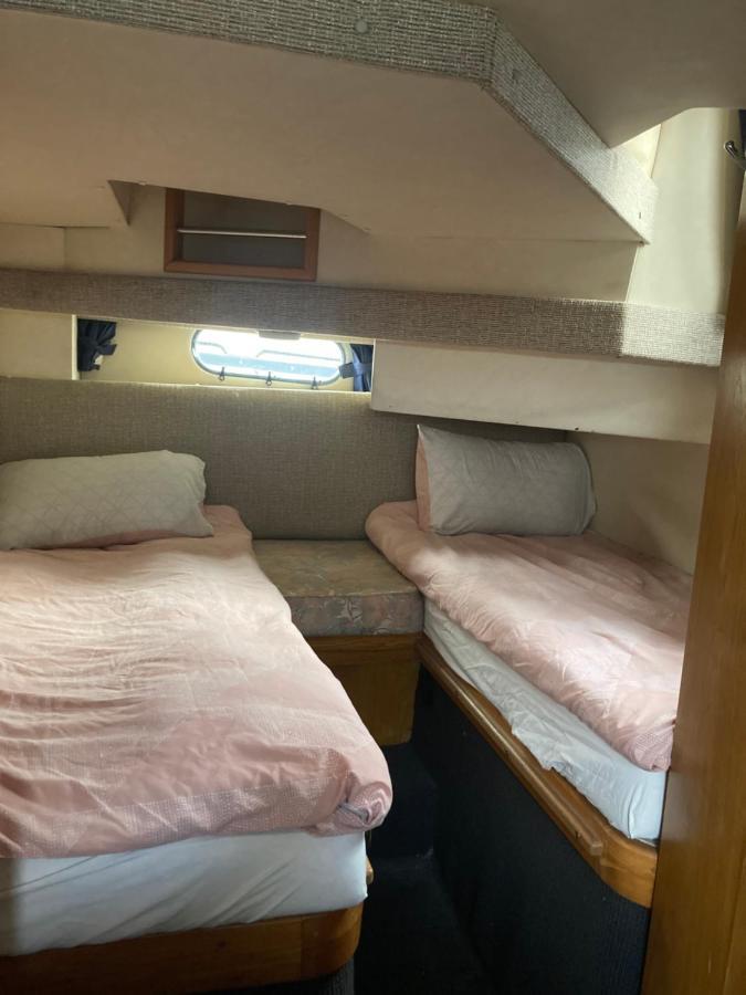 Luxury Boat Hotell Chertsey Exteriör bild