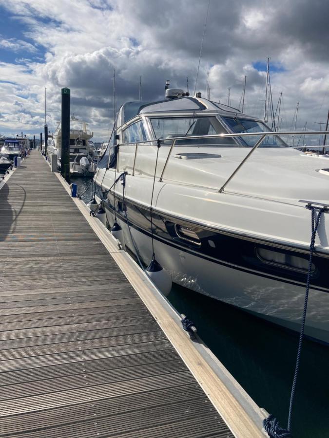 Luxury Boat Hotell Chertsey Exteriör bild