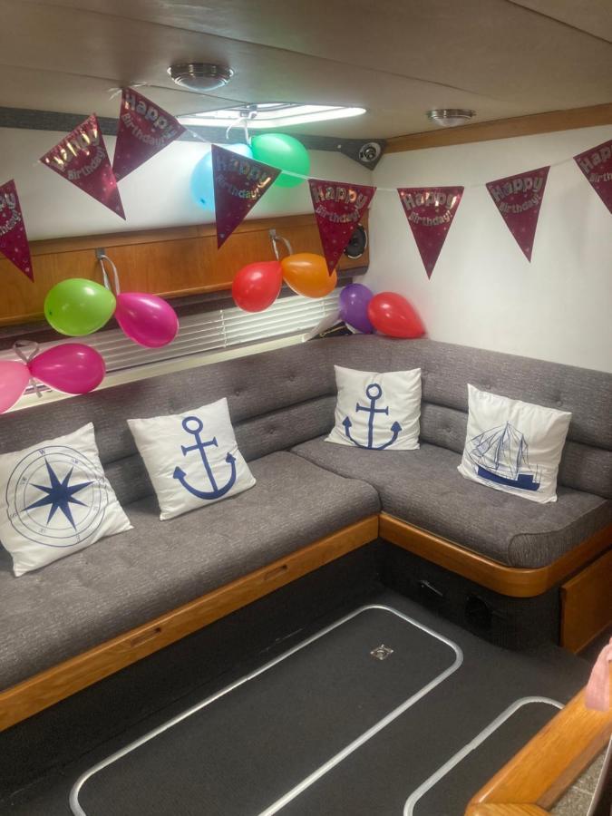 Luxury Boat Hotell Chertsey Exteriör bild
